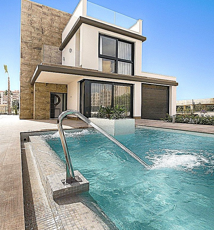 4 Bedroom 2 Bathroom Villa in Cabo Roig