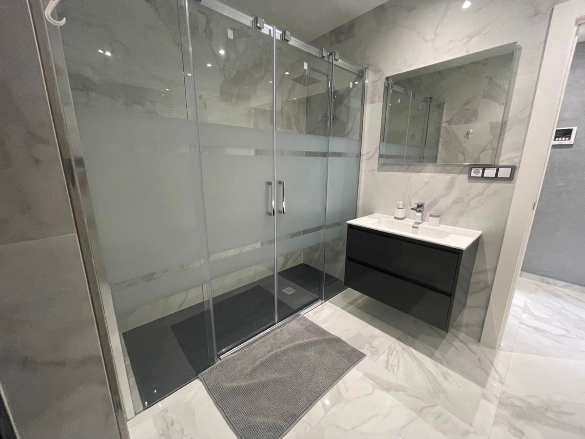 For sale - 5 Bedroom 4 Bathroom House - Detached Villa in Torrevieja - La Mata  - Alicante