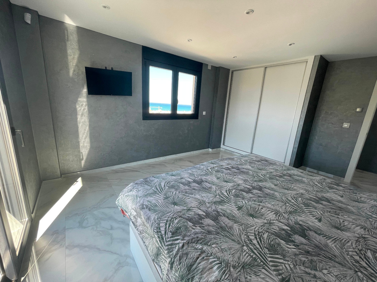 For sale - 5 Bedroom 4 Bathroom House - Detached Villa in Torrevieja - La Mata  - Alicante