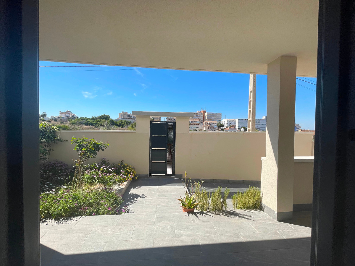 For sale - 5 Bedroom 4 Bathroom House - Detached Villa in Torrevieja - La Mata  - Alicante