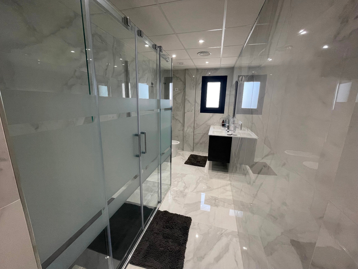 For sale - 5 Bedroom 4 Bathroom House - Detached Villa in Torrevieja - La Mata  - Alicante