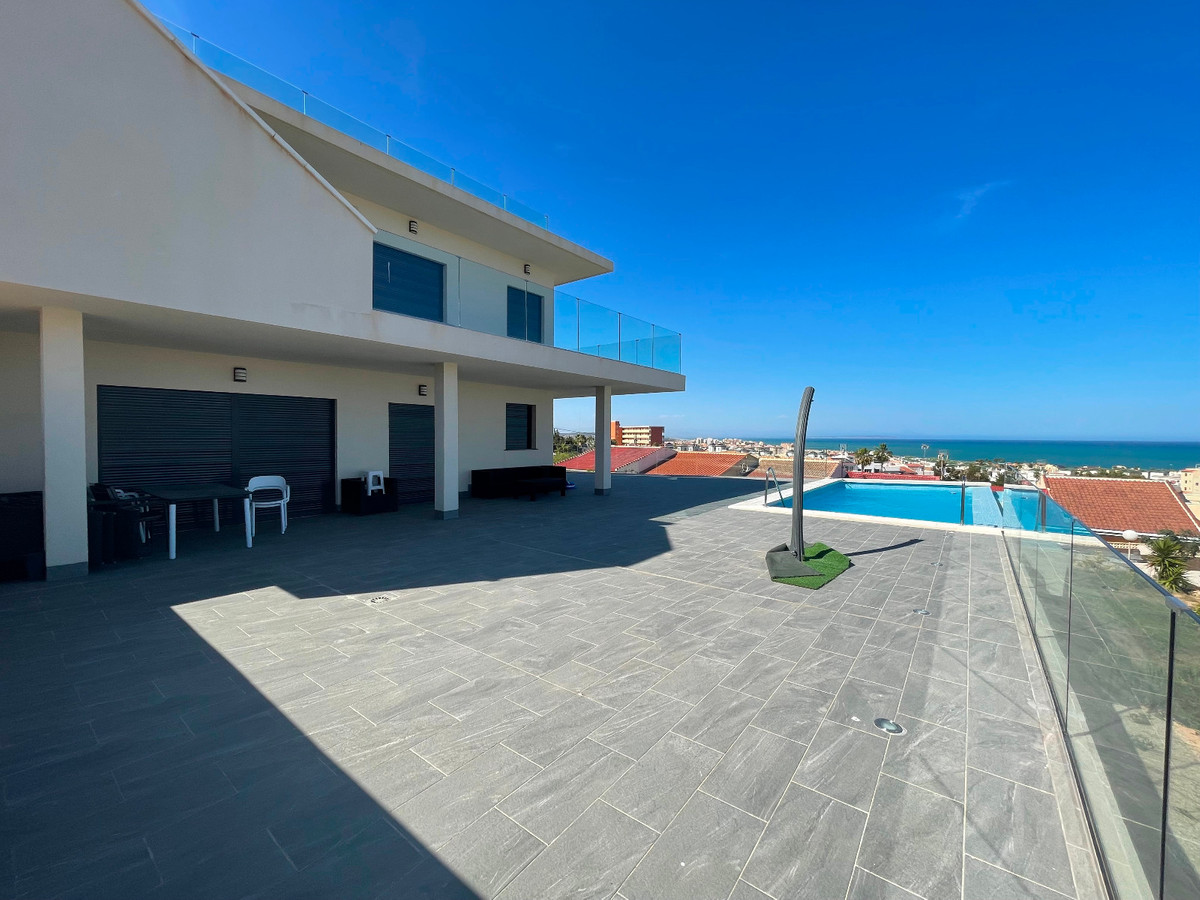 For sale - 5 Bedroom 4 Bathroom House - Detached Villa in Torrevieja - La Mata  - Alicante