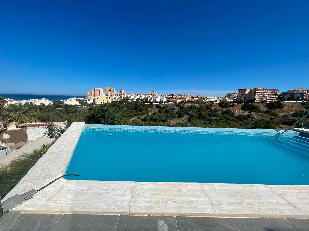 For sale - 5 Bedroom 4 Bathroom House - Detached Villa in Torrevieja - La Mata  - Alicante