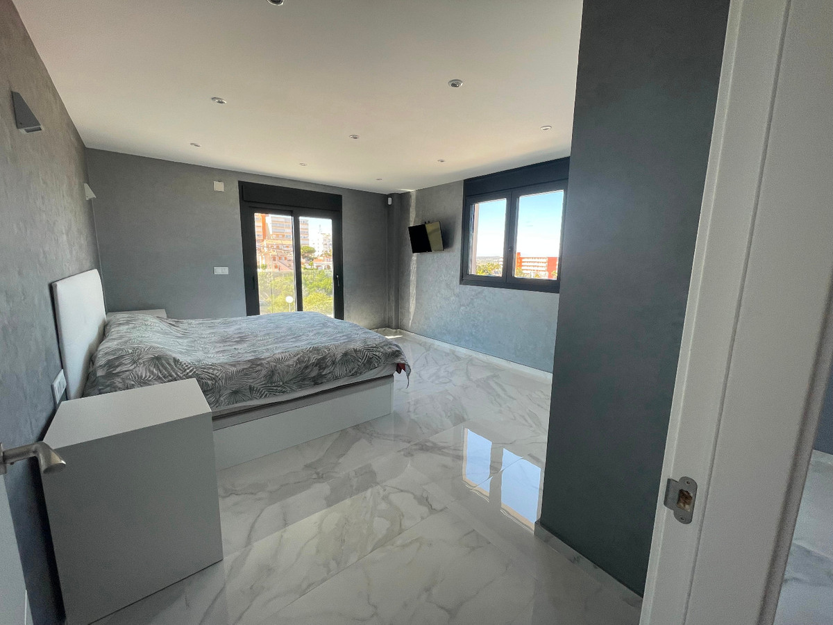 For sale - 5 Bedroom 4 Bathroom House - Detached Villa in Torrevieja - La Mata  - Alicante