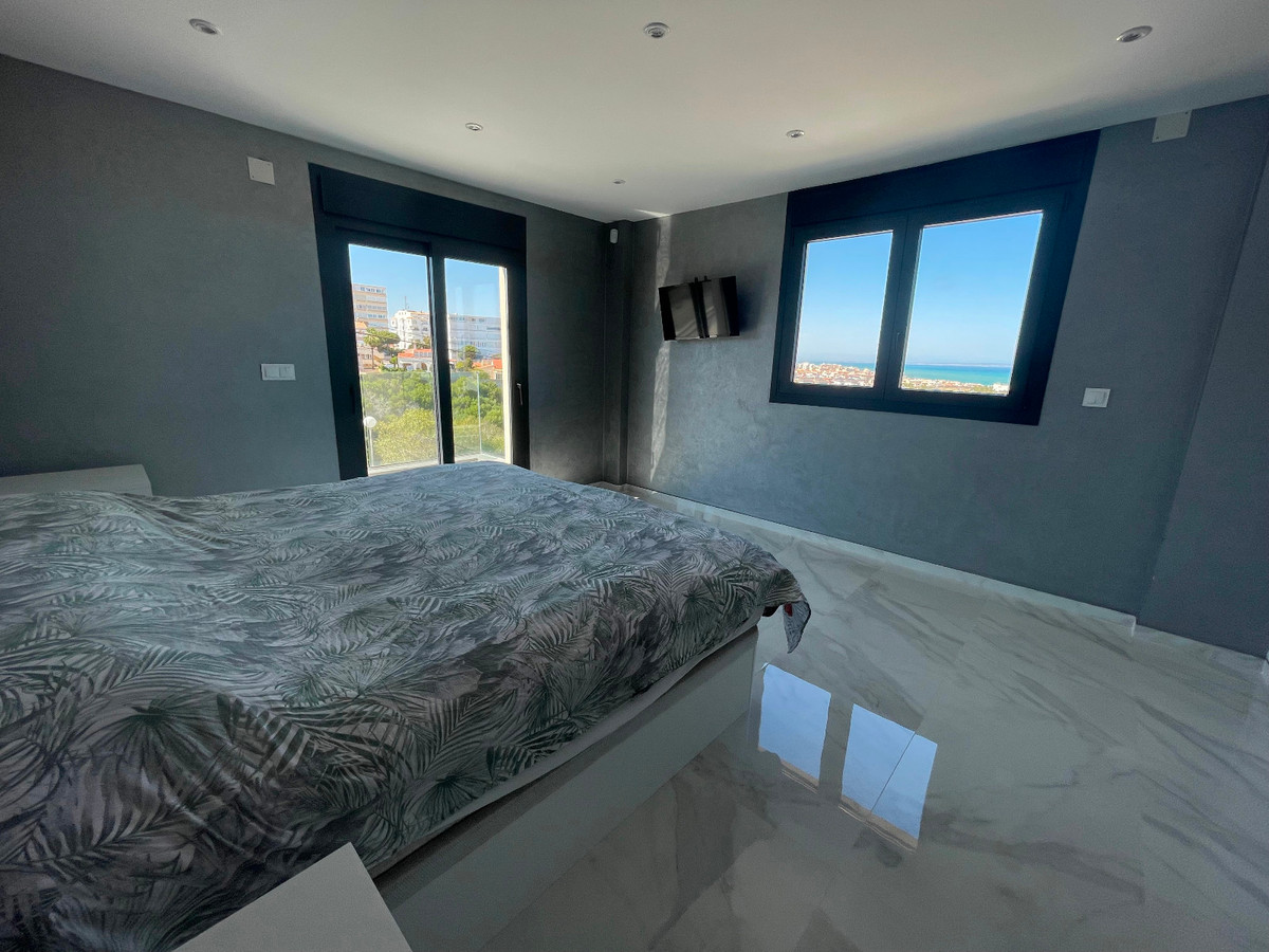 For sale - 5 Bedroom 4 Bathroom House - Detached Villa in Torrevieja - La Mata  - Alicante