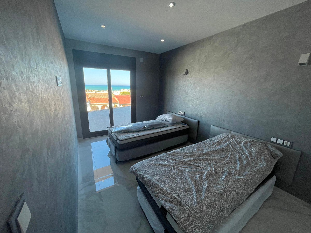 For sale - 5 Bedroom 4 Bathroom House - Detached Villa in Torrevieja - La Mata  - Alicante