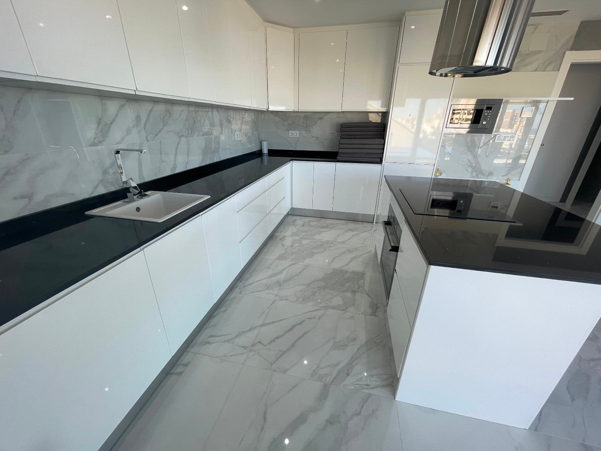 For sale - 5 Bedroom 4 Bathroom House - Detached Villa in Torrevieja - La Mata  - Alicante