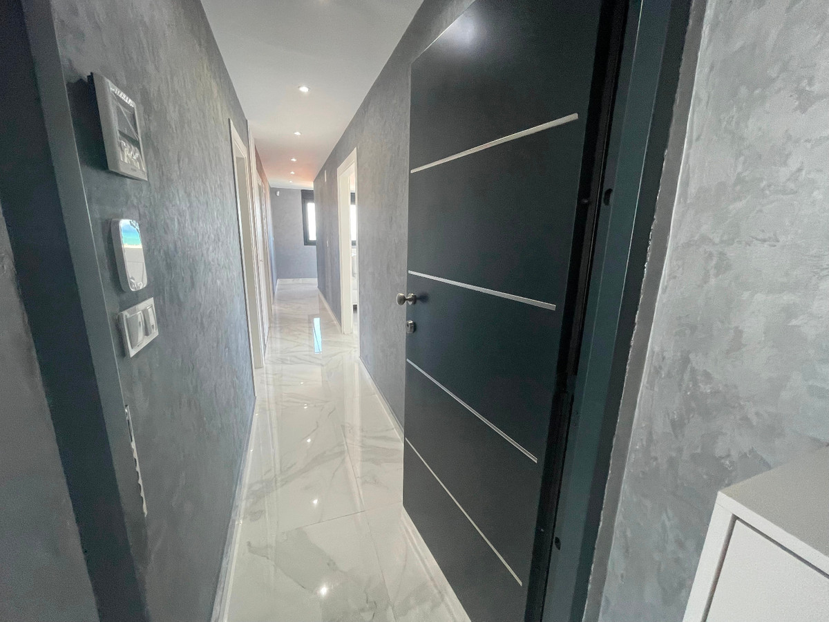 For sale - 5 Bedroom 4 Bathroom House - Detached Villa in Torrevieja - La Mata  - Alicante