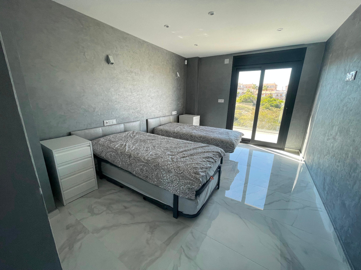 For sale - 5 Bedroom 4 Bathroom House - Detached Villa in Torrevieja - La Mata  - Alicante