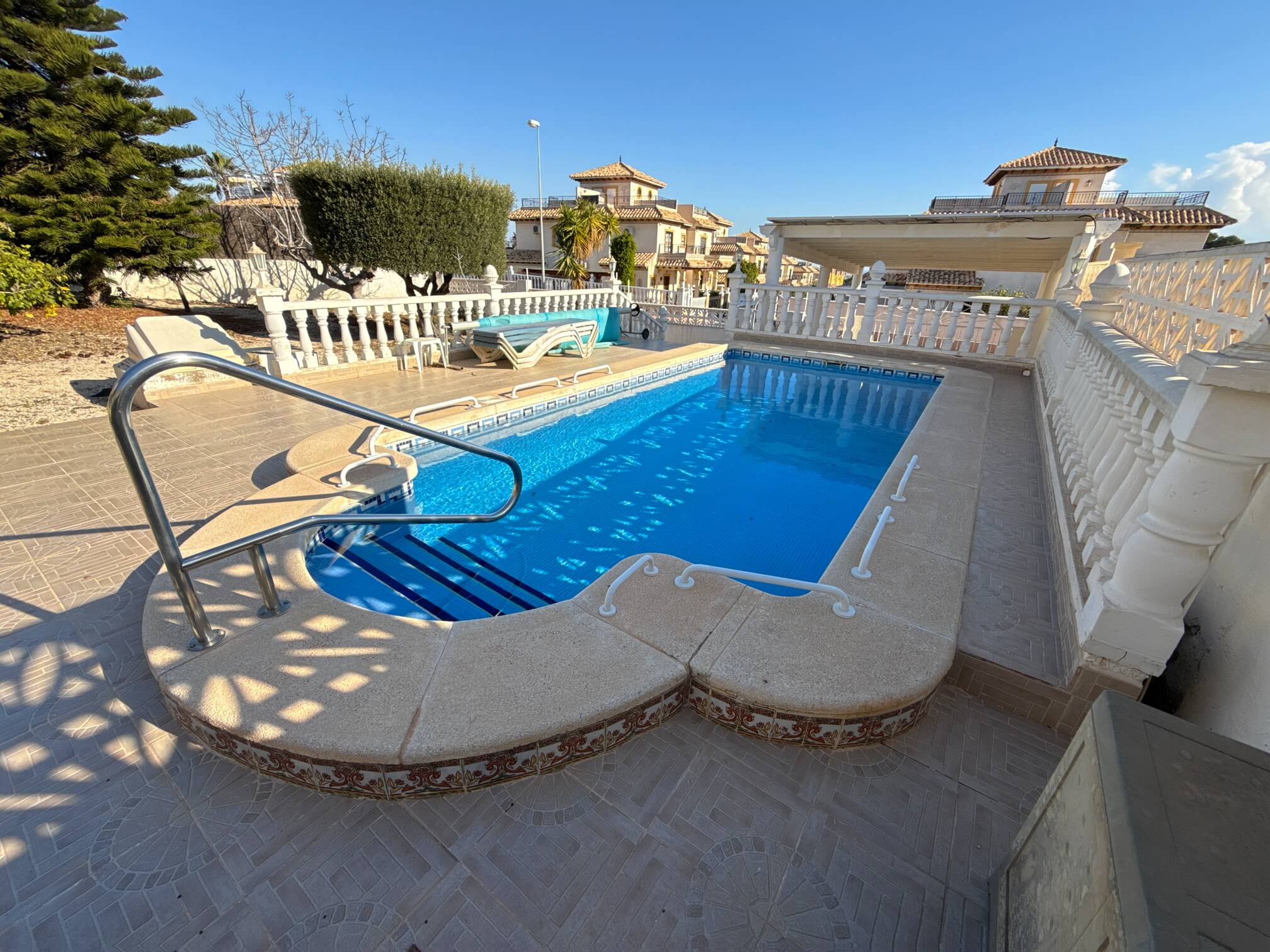 For sale - 3 Bedroom 3 Bathroom Villa in Villamartin -  - Alicante