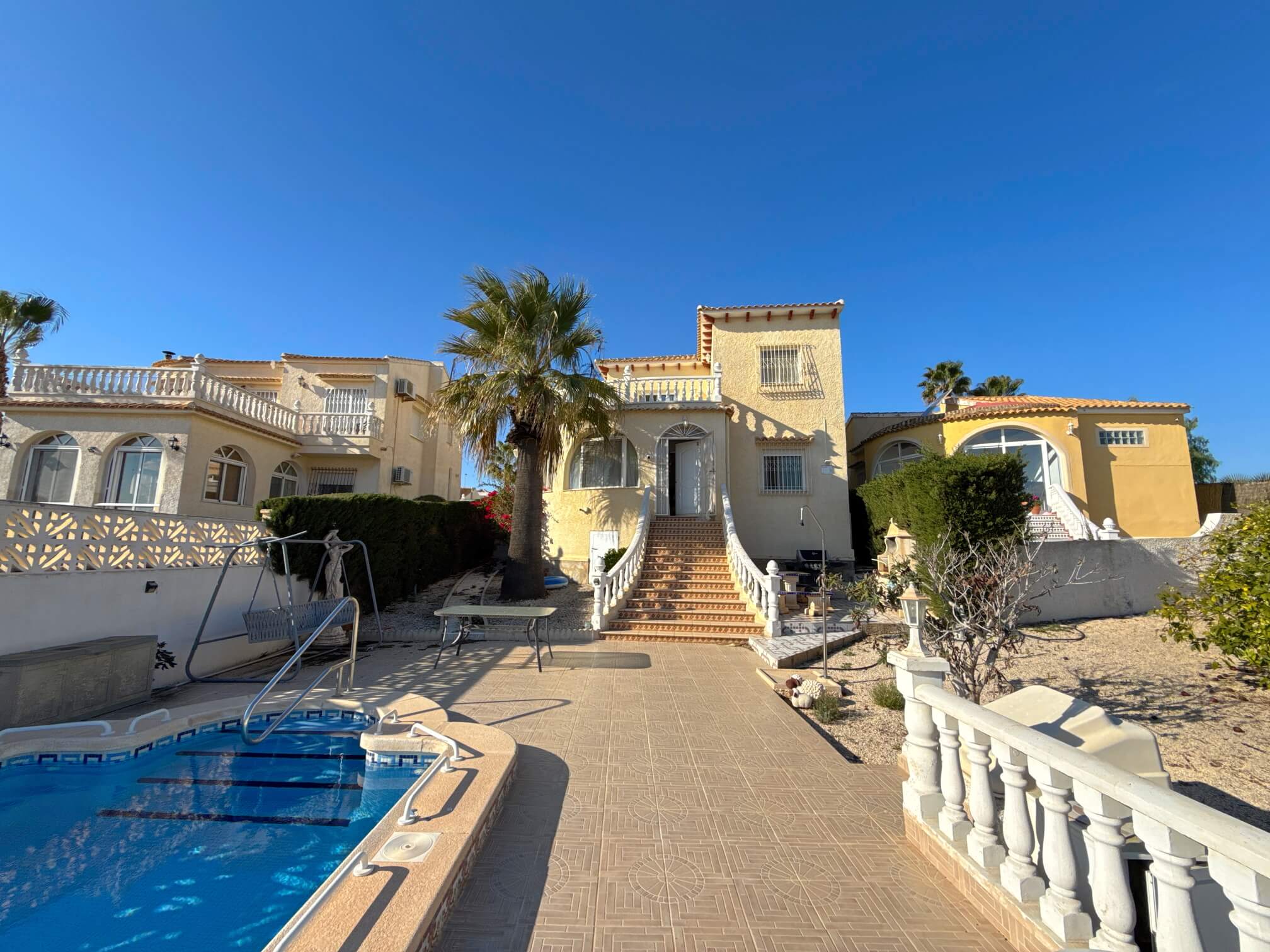 For sale - 3 Bedroom 3 Bathroom Villa in Villamartin -  - Alicante