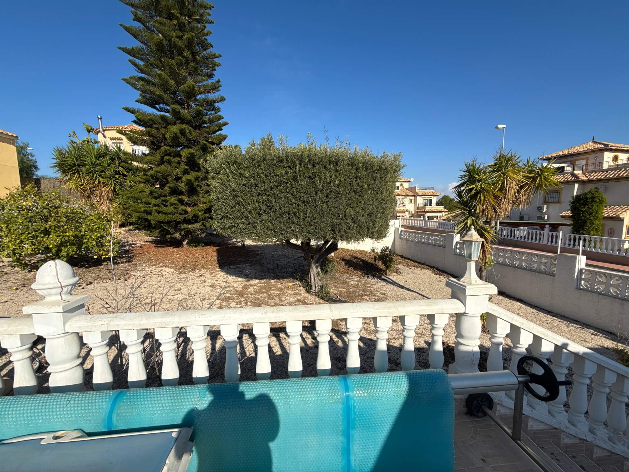 For sale - 3 Bedroom 3 Bathroom Villa in Villamartin -  - Alicante