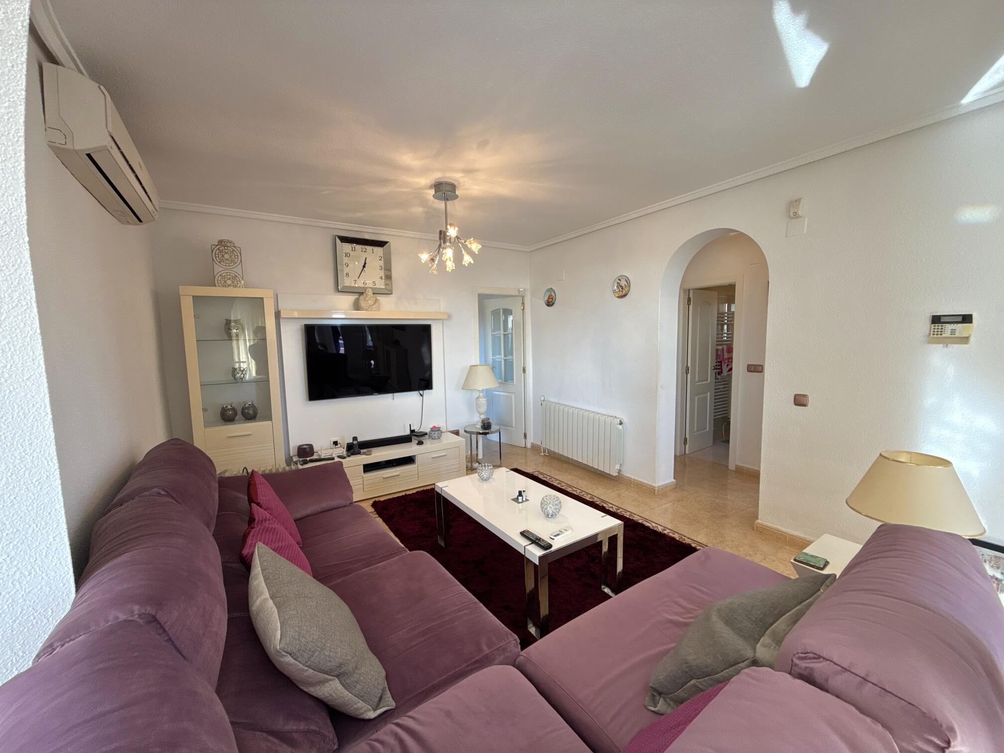 For sale - 3 Bedroom 3 Bathroom Villa in Villamartin -  - Alicante