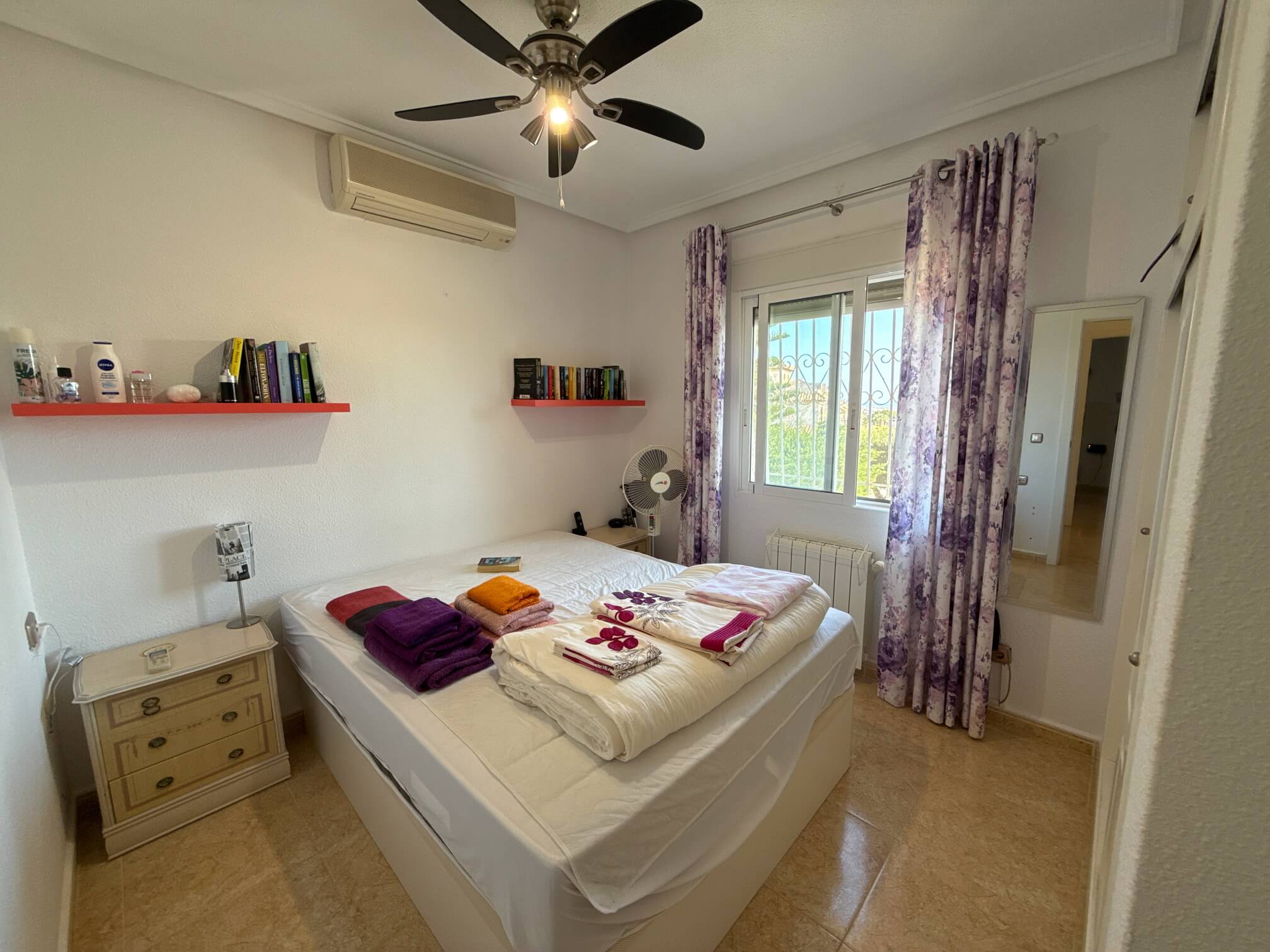 For sale - 3 Bedroom 3 Bathroom Villa in Villamartin -  - Alicante