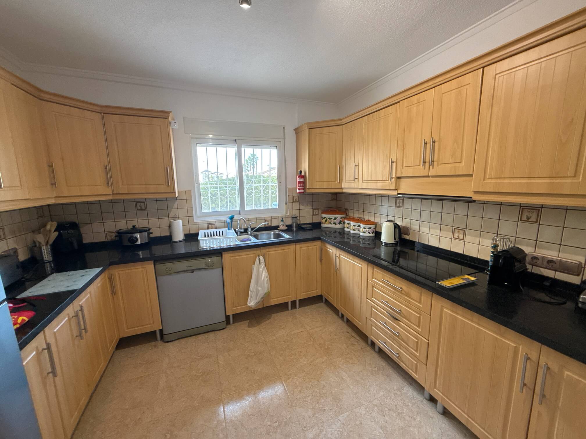 For sale - 3 Bedroom 3 Bathroom Villa in Villamartin -  - Alicante