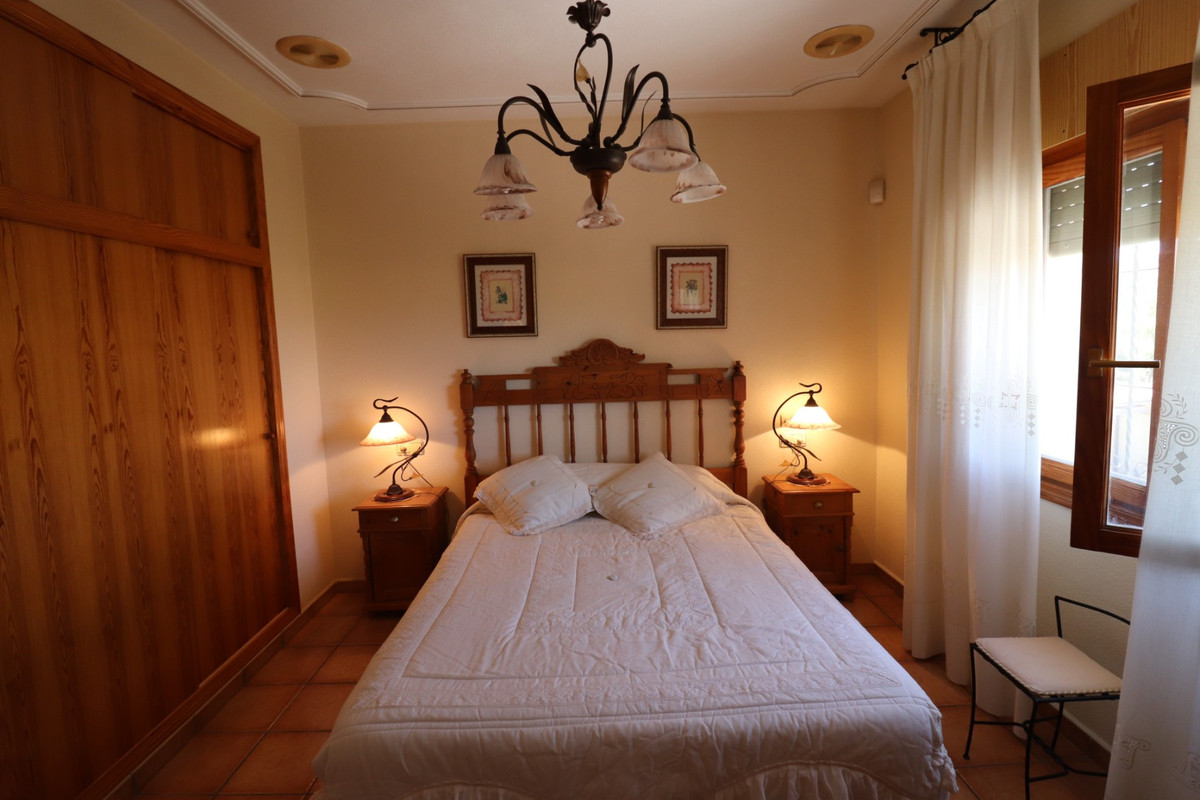 For sale - 5 Bedroom 2 Bathroom House - Detached Villa in Algorfa - Algorfa Centro  - Alicante