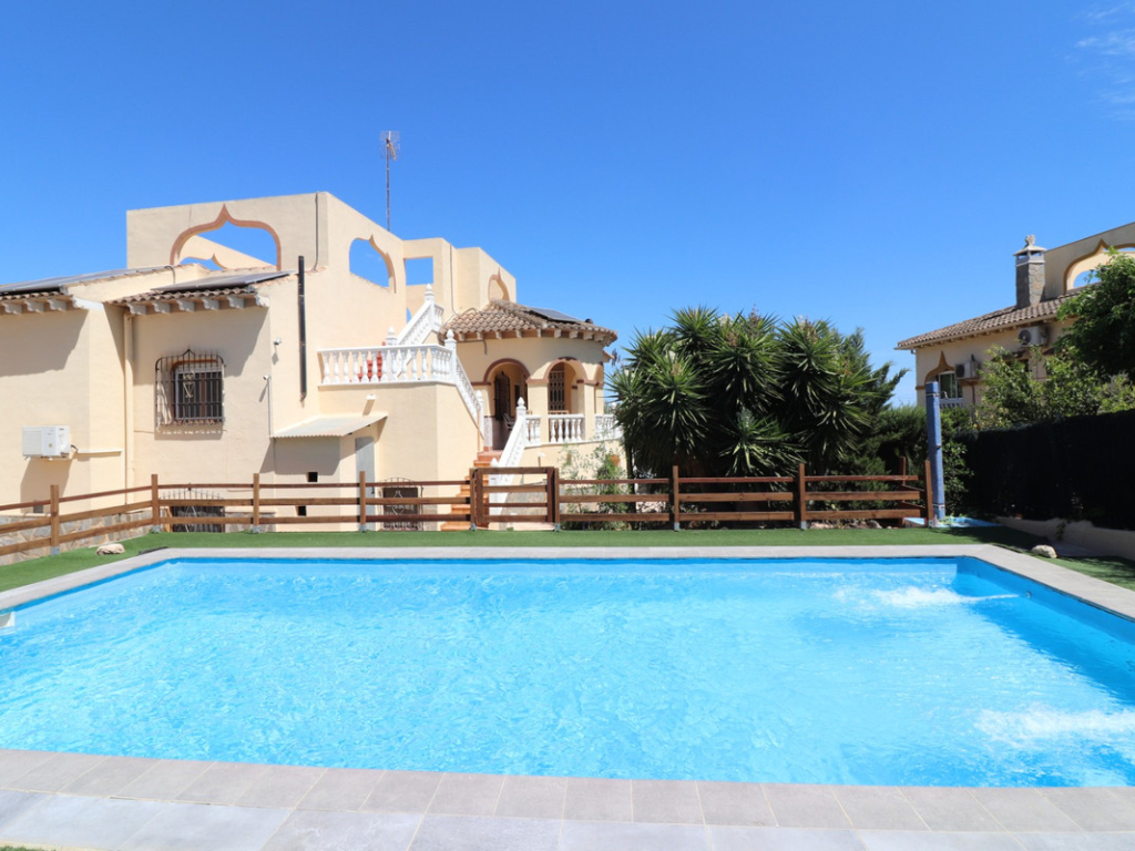 5 Bedroom 2 Bathroom House - Detached Villa in Algorfa