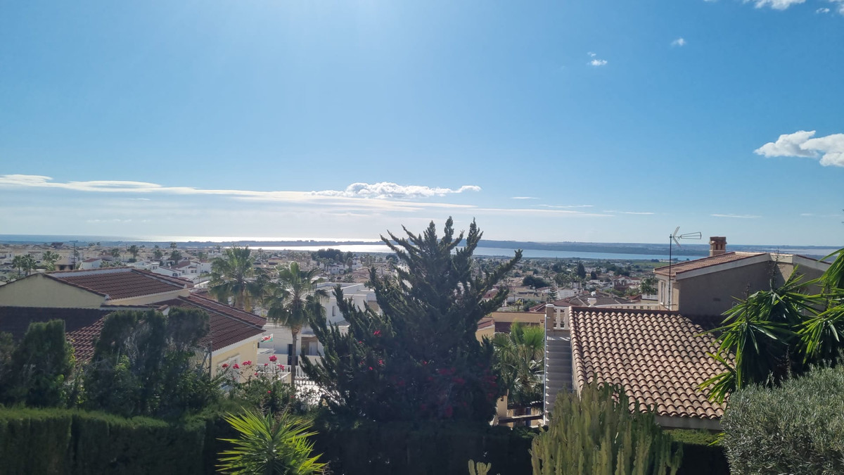 For sale - 5 Bedroom 3 Bathroom House - Detached Villa in Rojales - Ciudad Quesada  - Alicante