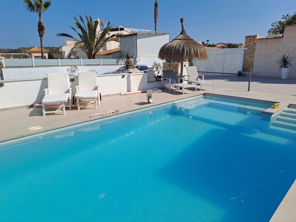 For sale - 6 Bedroom 5 Bathroom House - Detached Villa in Rojales - Ciudad Quesada  - Alicante