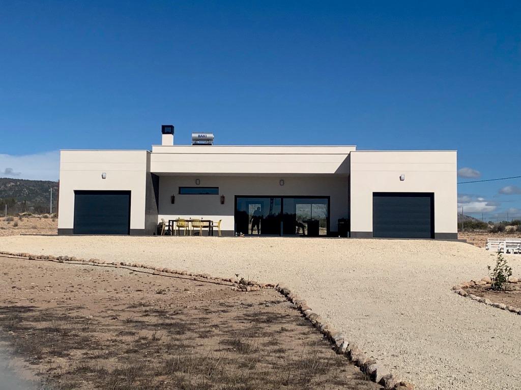 For sale - 4 Bedroom 3 Bathroom Villa in Pinoso - Camino Del Prado  - Alicante
