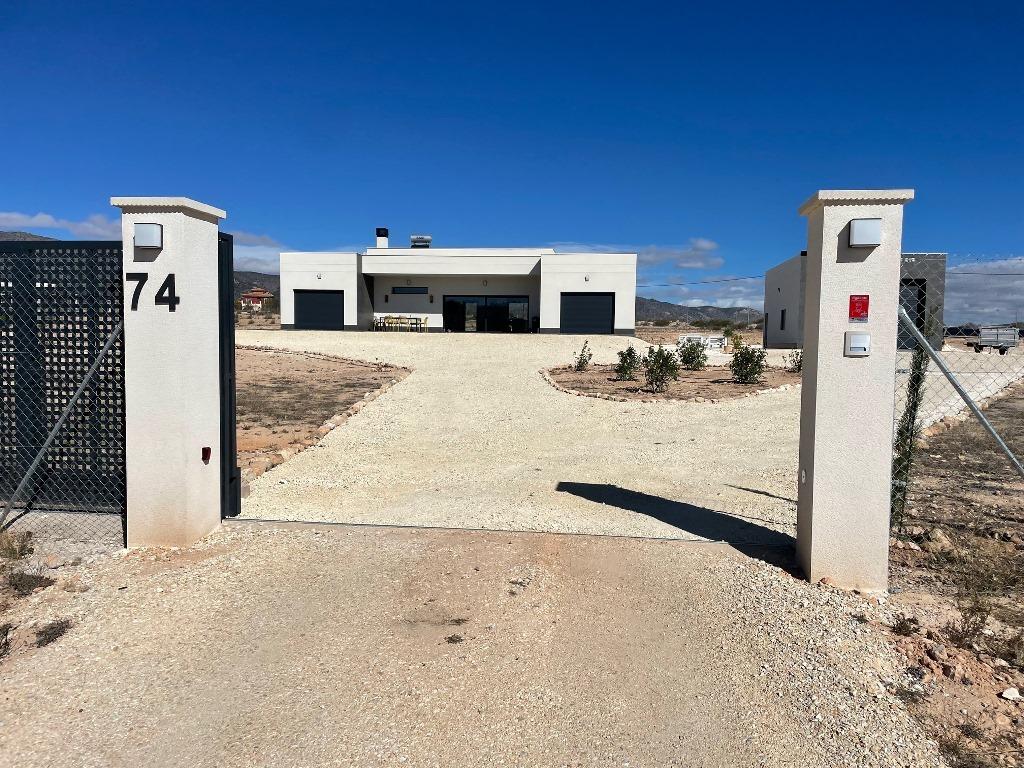 For sale - 4 Bedroom 3 Bathroom Villa in Pinoso - Camino Del Prado  - Alicante
