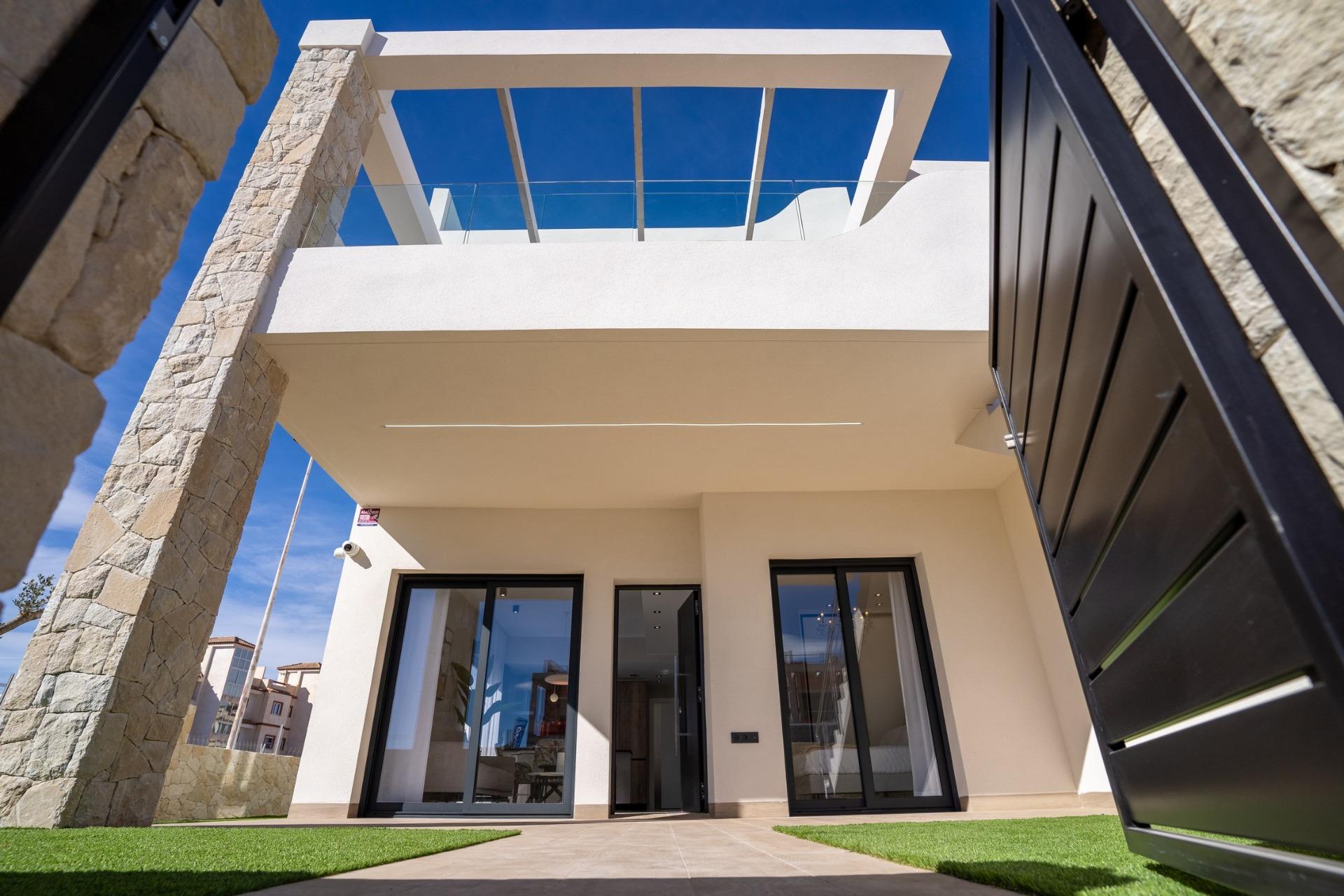 For sale - 3 Bedroom 2 Bathroom Bungalow in Pilar de La Horadada - pueblo  - Alicante