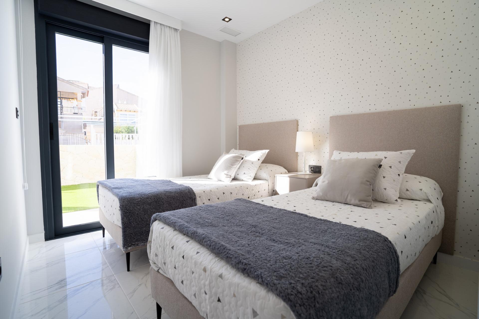 For sale - 3 Bedroom 2 Bathroom Bungalow in Pilar de La Horadada - pueblo  - Alicante