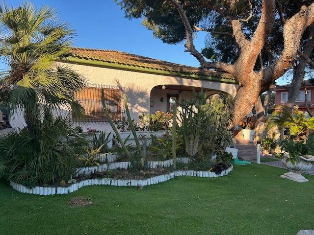 For sale - 3 Bedroom 2 Bathroom Villa in Cabo Roig - Campoamor  - Alicante
