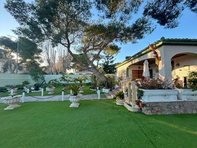 For sale - 3 Bedroom 2 Bathroom Villa in Cabo Roig - Campoamor  - Alicante