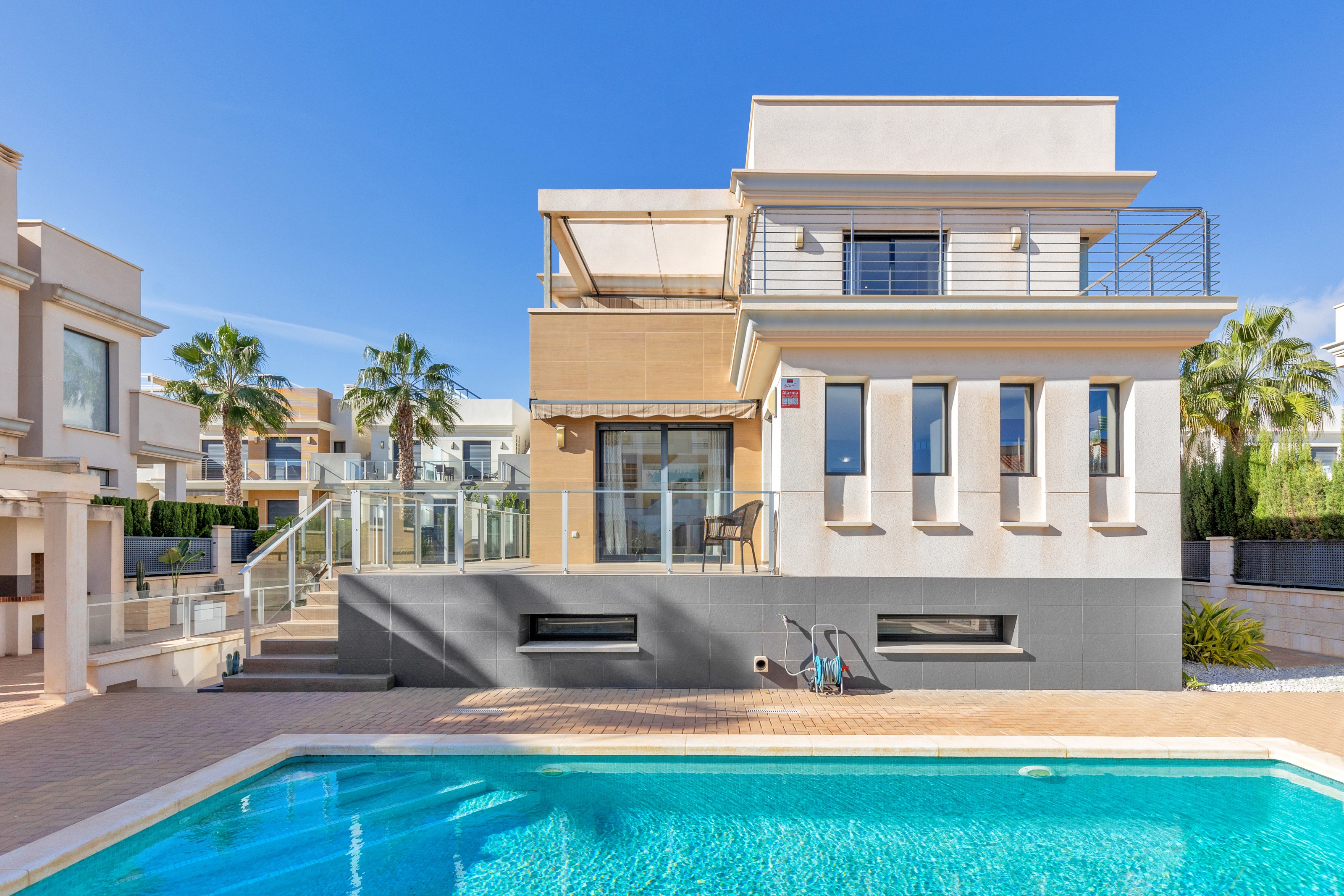 For sale - 5 Bedroom 4 Bathroom Villa in La Zenia - Orihuela Costa  - Alicante