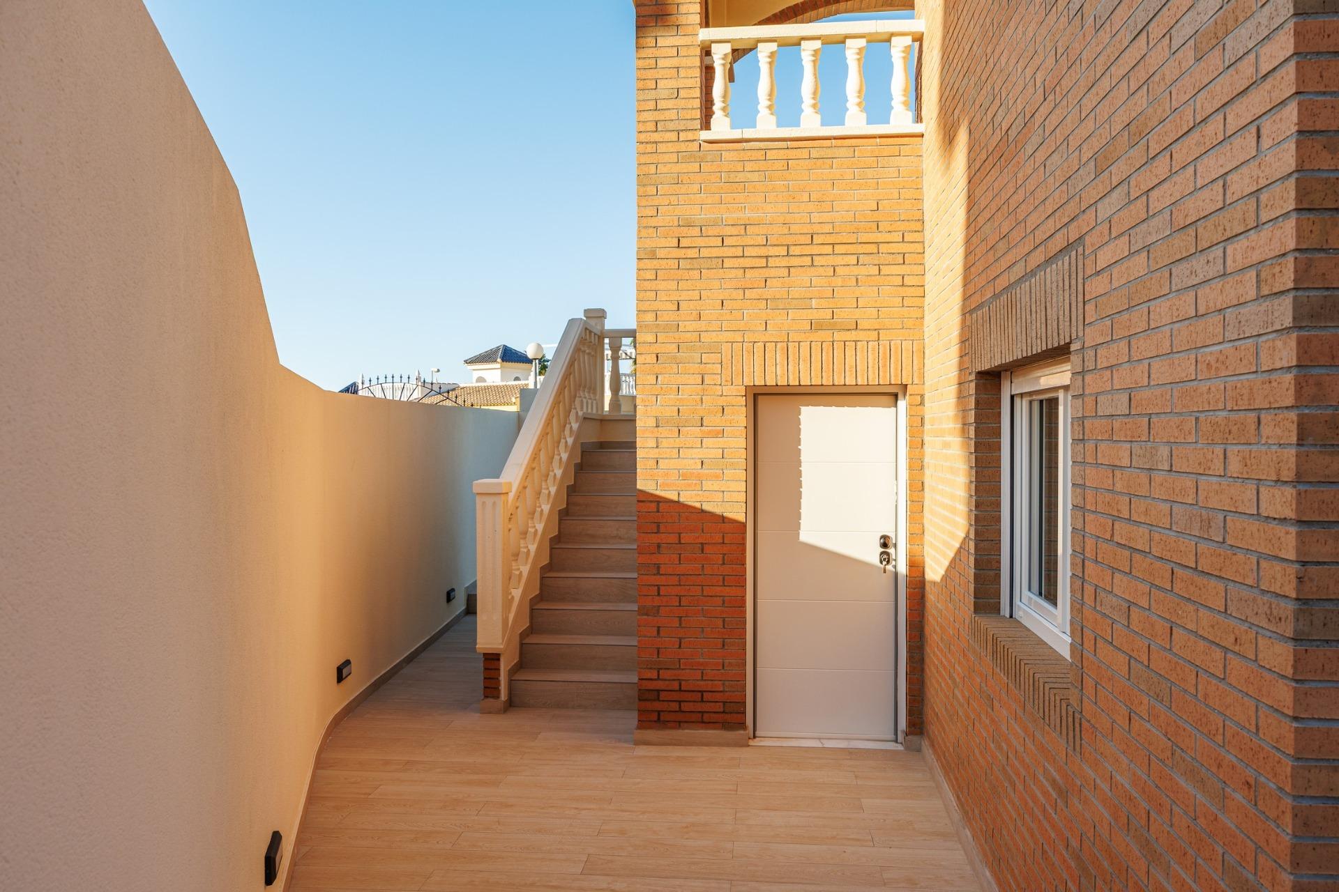 For sale - 4 Bedroom 3 Bathroom Villa in Rojales - Ciudad Quesada  - Alicante