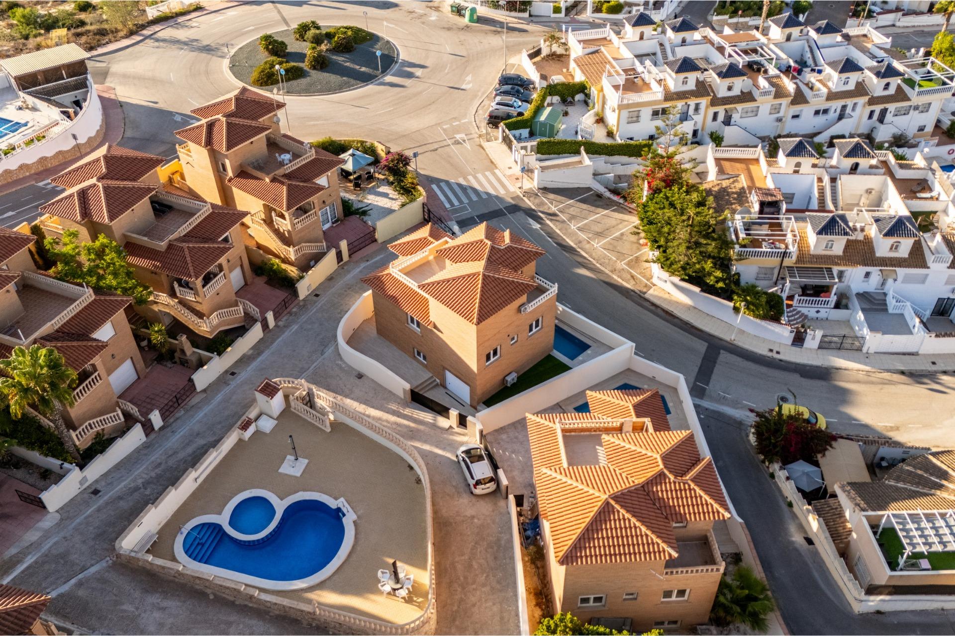 For sale - 4 Bedroom 3 Bathroom Villa in Rojales - Ciudad Quesada  - Alicante