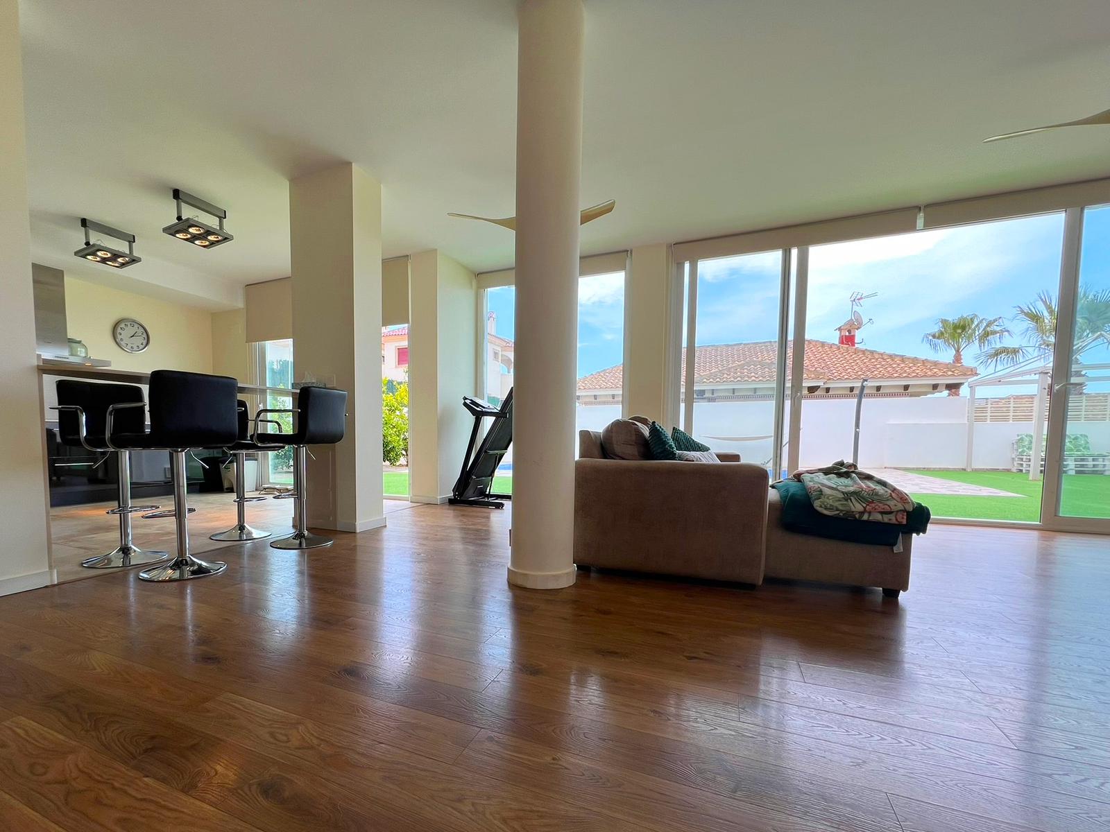 For sale - 6 Bedroom 4 Bathroom Villa in La marina - La marina / el pinet  - Alicante