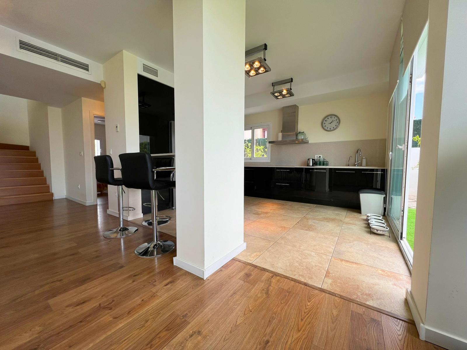 For sale - 6 Bedroom 4 Bathroom Villa in La marina - La marina / el pinet  - Alicante