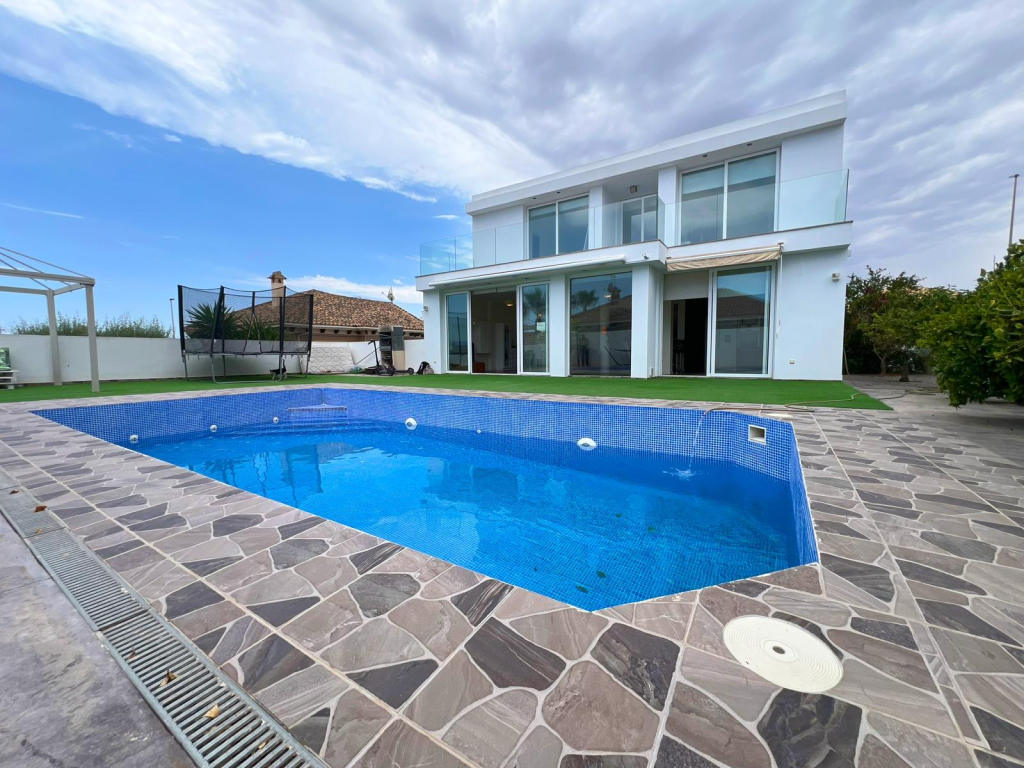 6 Bedroom 4 Bathroom Villa in La marina
