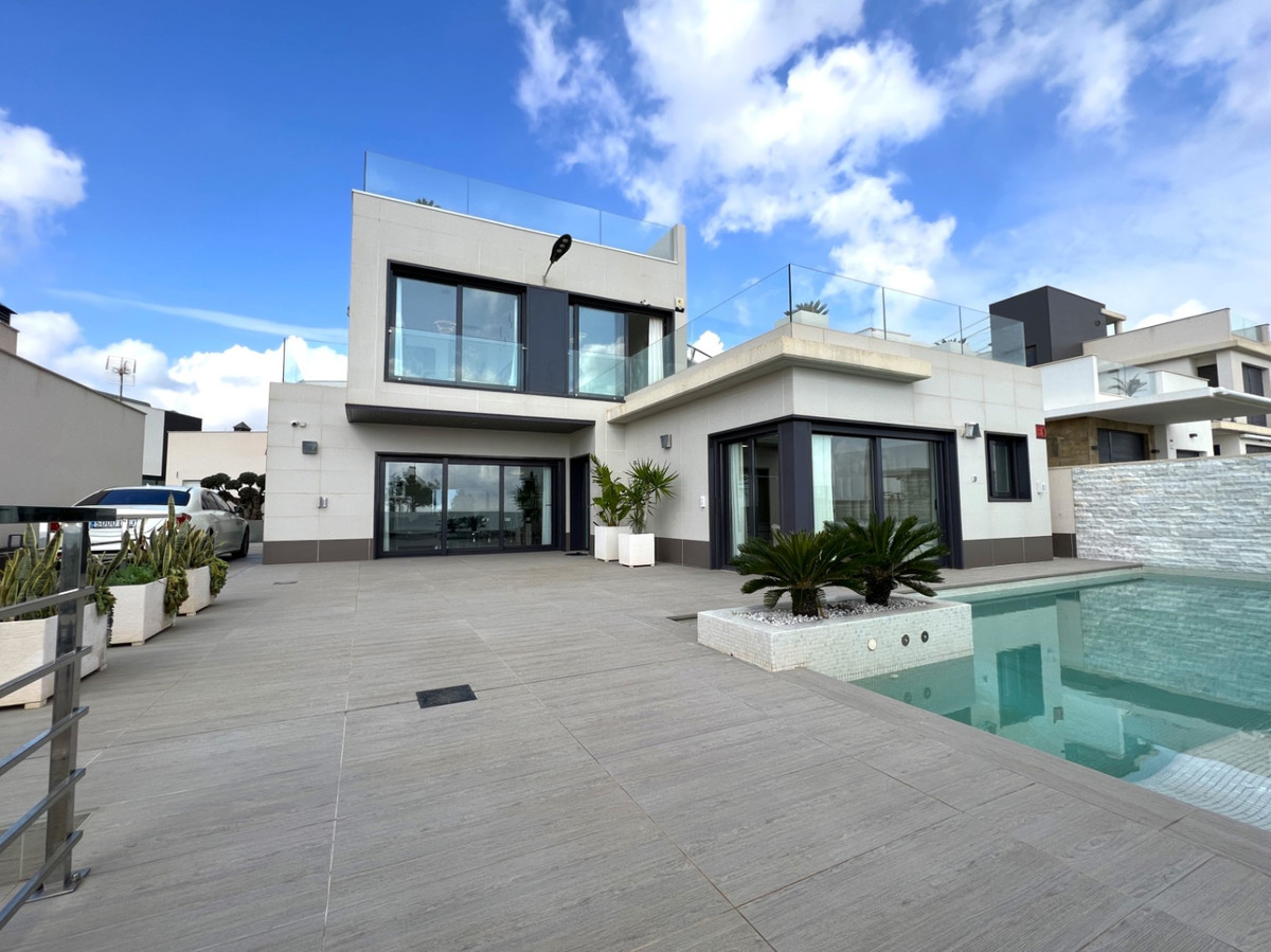 For sale - 5 Bedroom 3 Bathroom House - Detached Villa in San Miguel de Salinas - San Miguel de Salinas Centro  - Alicante