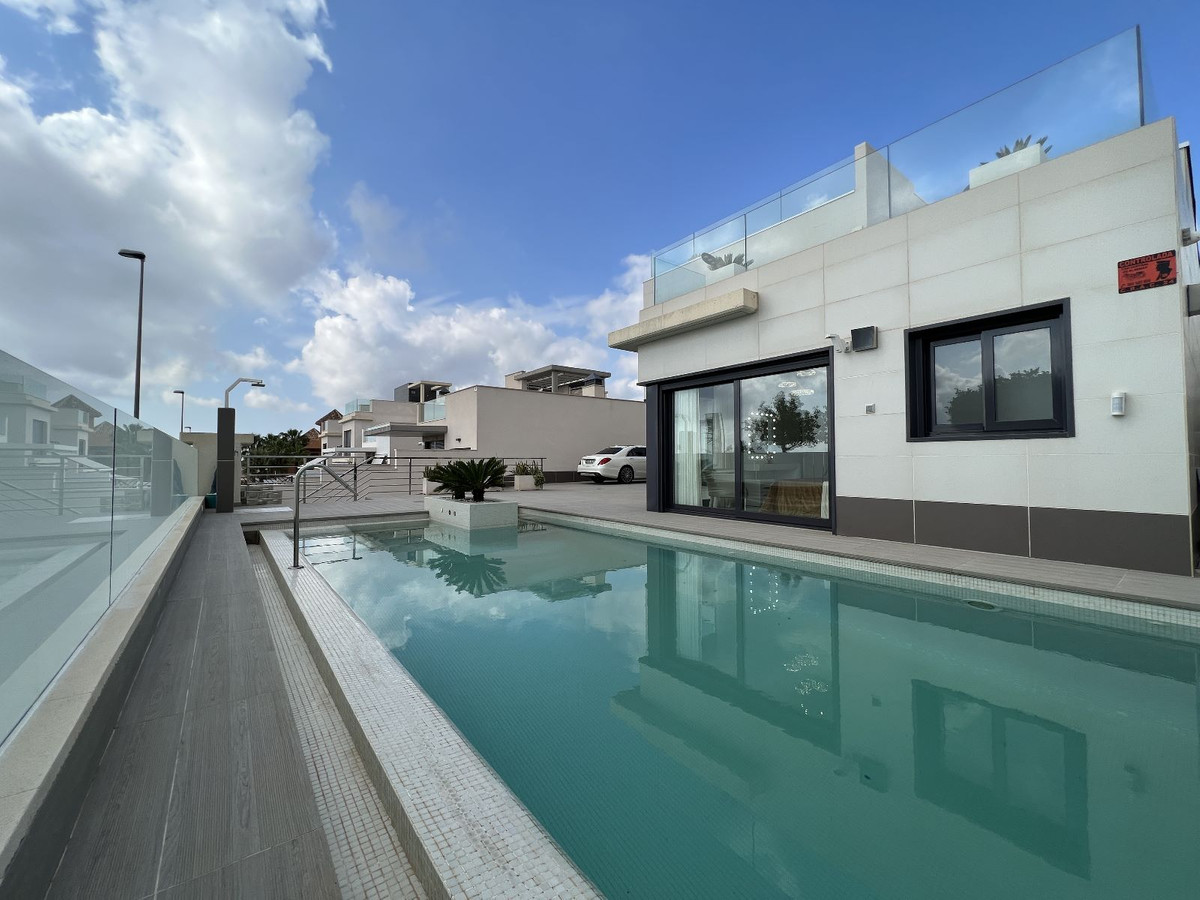 For sale - 5 Bedroom 3 Bathroom House - Detached Villa in San Miguel de Salinas - San Miguel de Salinas Centro  - Alicante