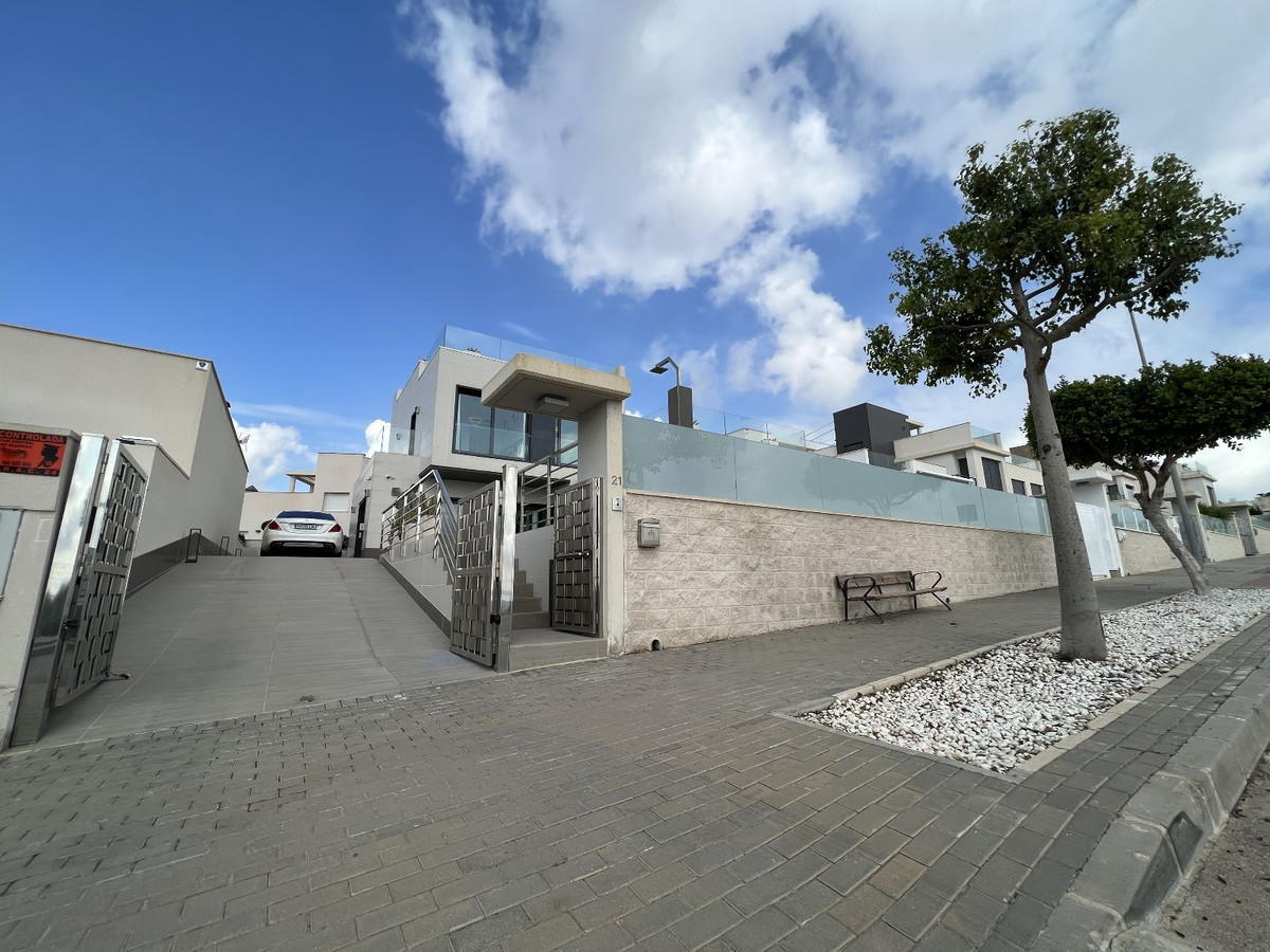 For sale - 5 Bedroom 3 Bathroom House - Detached Villa in San Miguel de Salinas - San Miguel de Salinas Centro  - Alicante