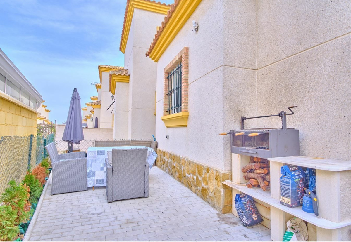 For sale - 3 Bedroom 2 Bathroom House - Detached Villa in Los Montesinos - Los Montesinos Centro  - Alicante