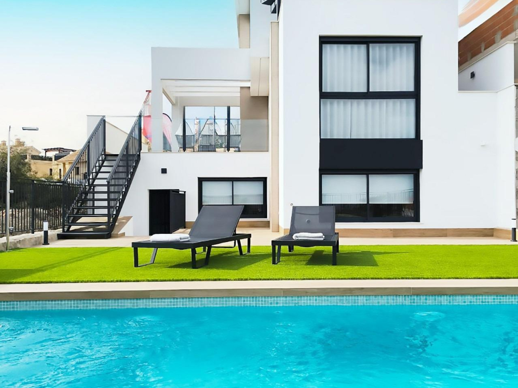 3 Bedroom 2 Bathroom Villa in Algorfa