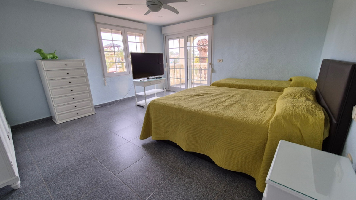 For sale - 7 Bedroom 3 Bathroom House - Detached Villa in Orihuela - Orihuela Centro  - Alicante