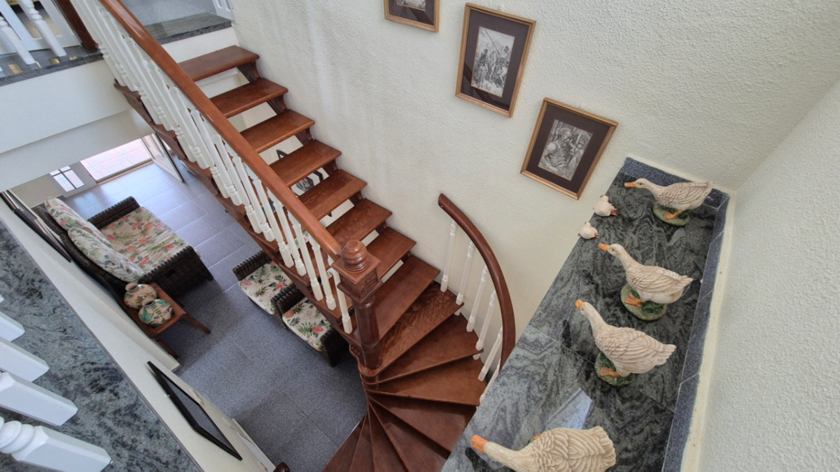 For sale - 7 Bedroom 3 Bathroom House - Detached Villa in Orihuela - Orihuela Centro  - Alicante