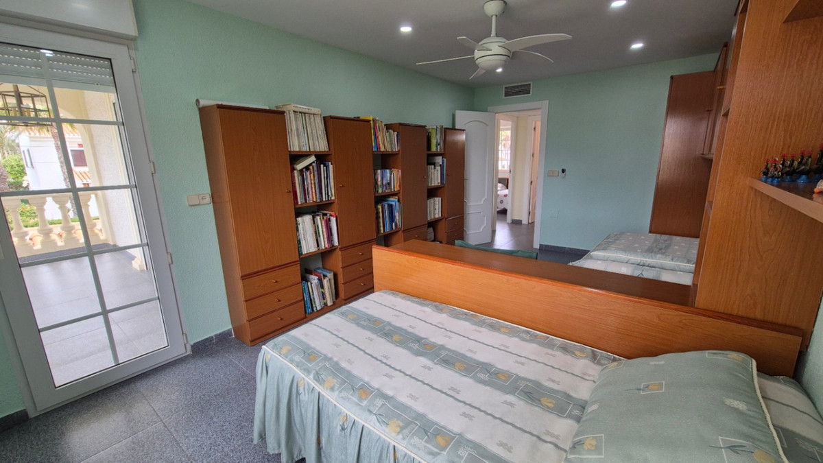 For sale - 7 Bedroom 3 Bathroom House - Detached Villa in Orihuela - Orihuela Centro  - Alicante