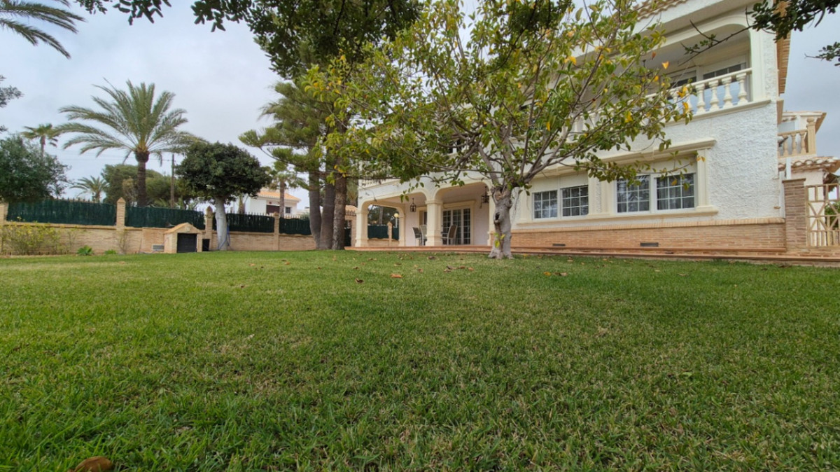 For sale - 7 Bedroom 3 Bathroom House - Detached Villa in Orihuela - Orihuela Centro  - Alicante