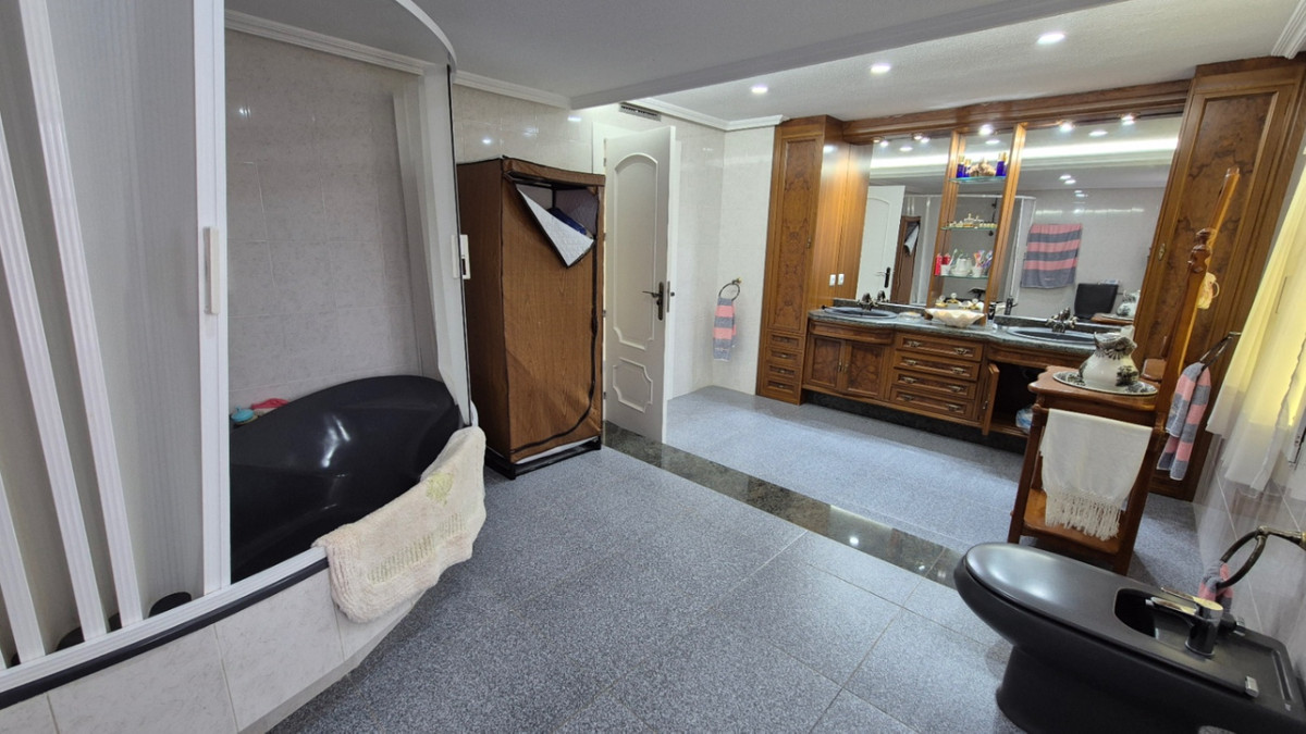 For sale - 7 Bedroom 3 Bathroom House - Detached Villa in Orihuela - Orihuela Centro  - Alicante