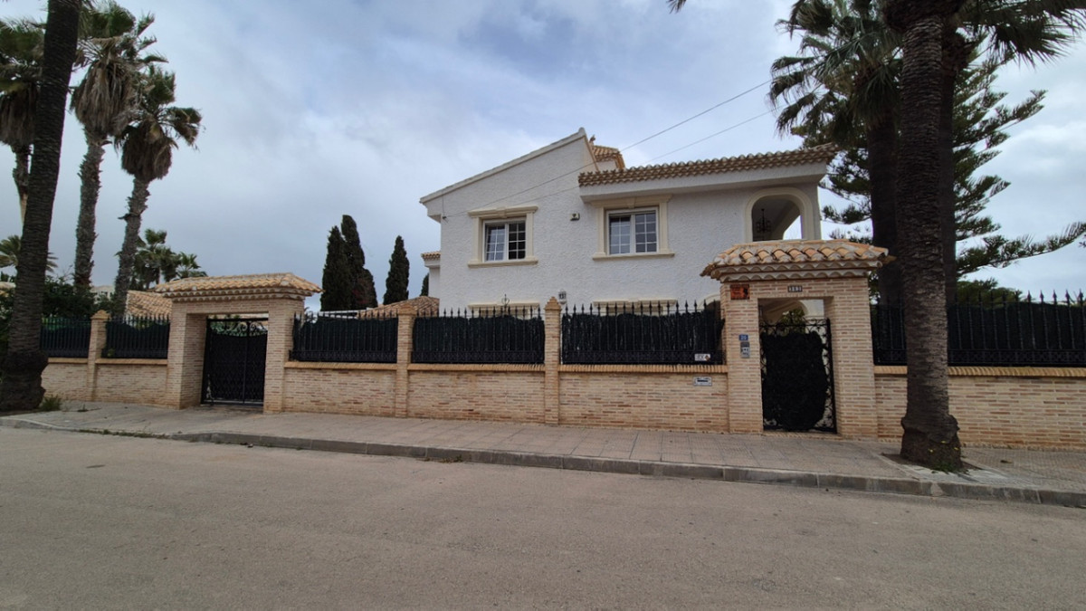 For sale - 7 Bedroom 3 Bathroom House - Detached Villa in Orihuela - Orihuela Centro  - Alicante