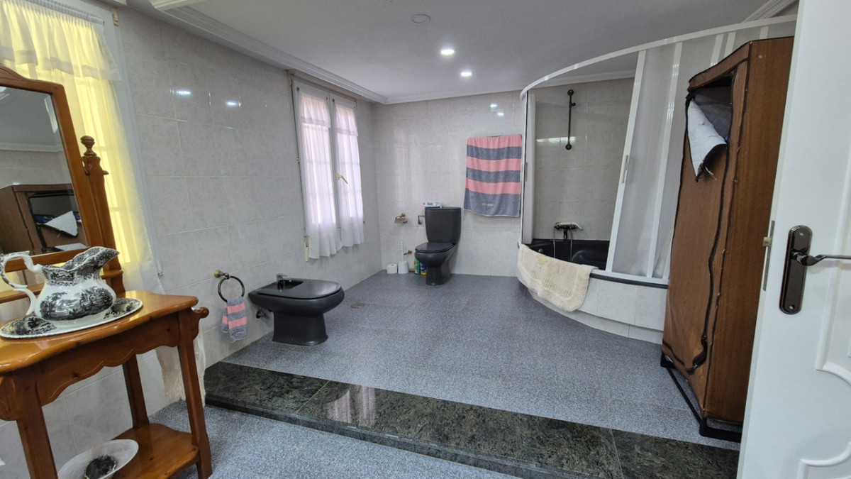 For sale - 7 Bedroom 3 Bathroom House - Detached Villa in Orihuela - Orihuela Centro  - Alicante