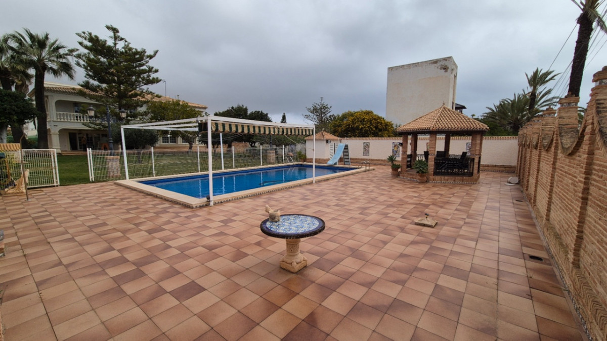 For sale - 7 Bedroom 3 Bathroom House - Detached Villa in Orihuela - Orihuela Centro  - Alicante