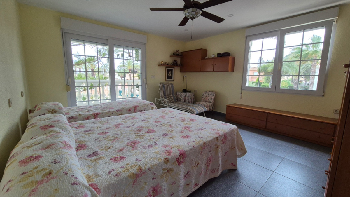 For sale - 7 Bedroom 3 Bathroom House - Detached Villa in Orihuela - Orihuela Centro  - Alicante