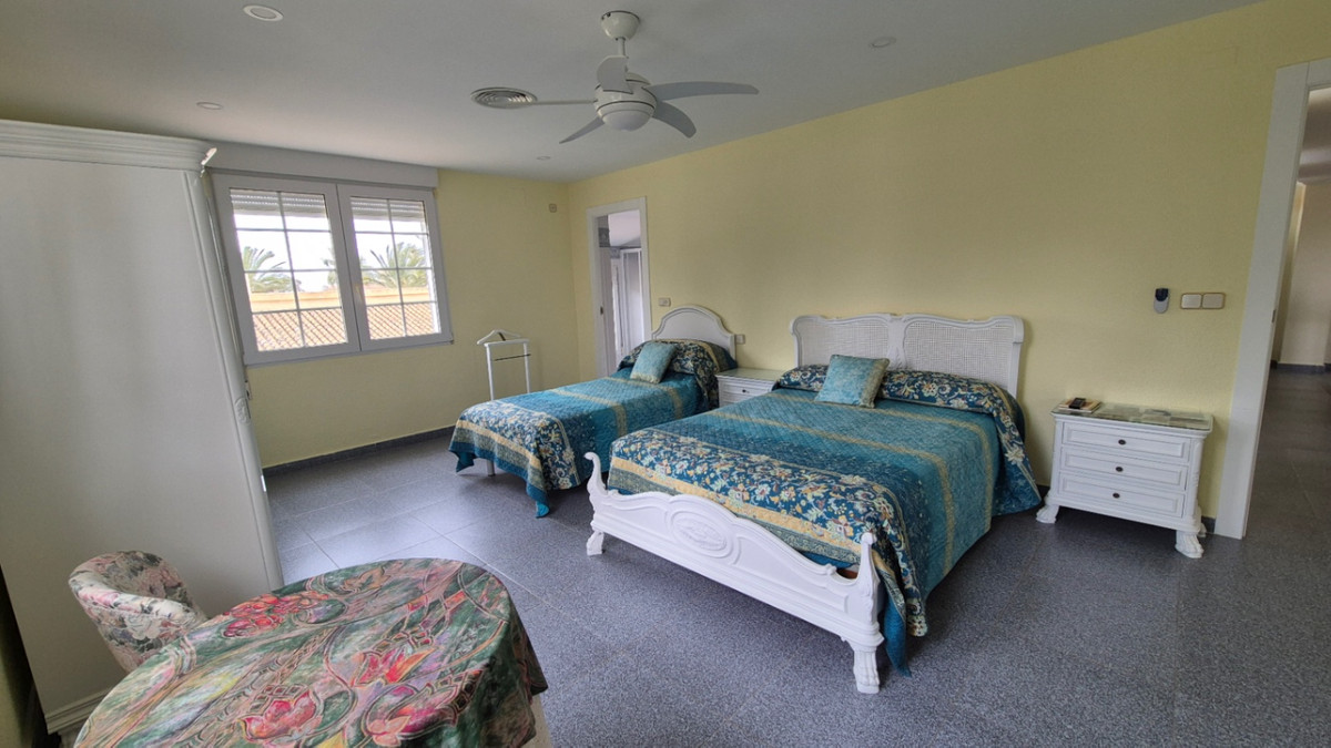 For sale - 7 Bedroom 3 Bathroom House - Detached Villa in Orihuela - Orihuela Centro  - Alicante